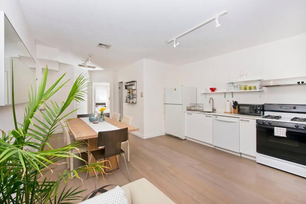 Apartment Beautiful Bright Renovated 2br With A Balcony- Sleeps 5 *